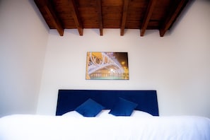 Free cribs/infant beds, free WiFi, bed sheets - Noches en Triana (Seville)
