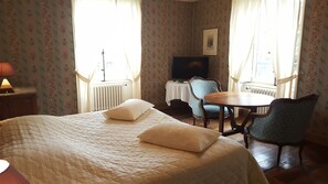 Individuell dekoriert, Schreibtisch, Bügeleisen/Bügelbrett