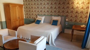 Premium Double Room (Palimont) | Individually decorated, desk, iron/ironing board, free WiFi - Hostellerie La Montagne (Colombey-les-deux-Eglises)
