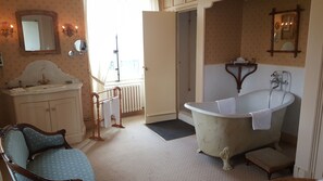Suite | Badezimmer | Kostenlose Toilettenartikel, Haartrockner, Bademäntel, Hausschuhe
