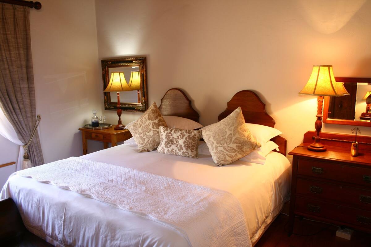 Standard Room - King / Twin | Premium bedding, minibar, in-room safe, iron/ironing board (on request)