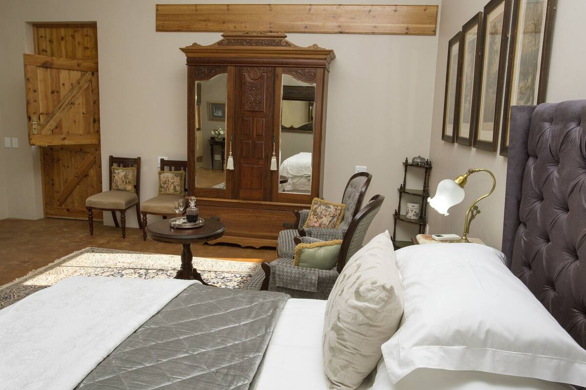 Luxury Room - King / Twin | Premium bedding, minibar, in-room safe, iron/ironing board (on request)