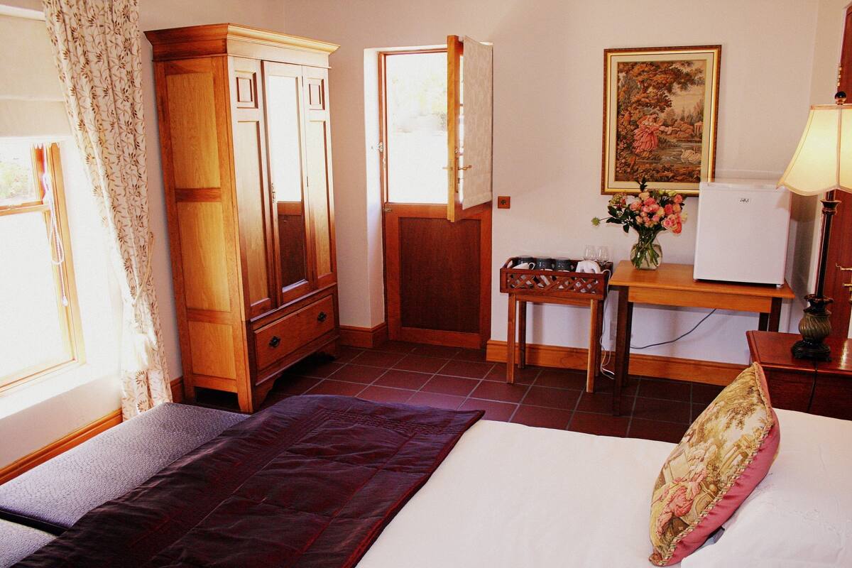 Standard Room - King / Twin- Shower only | Premium bedding, minibar, in-room safe, iron/ironing board (on request)