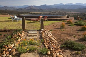 Hồ bơi ngoài trời