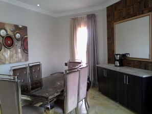 Executive Room | In-room dining - Lodge Bellagio Mthatha (King Sabata Dalindyebo)