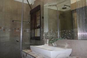 Ilmaiset hygieniatuotteet, hiustenkuivaaja, pyyhkeet