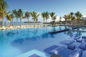 3 outdoor pools, pool umbrellas, sun loungers - Hotel Riu Reggae - Adults Only - All Inclusive (Montego Bay)