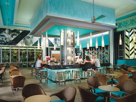 3 bar/lounge, 2 bar sull'acqua, 2 bar a bordo piscina