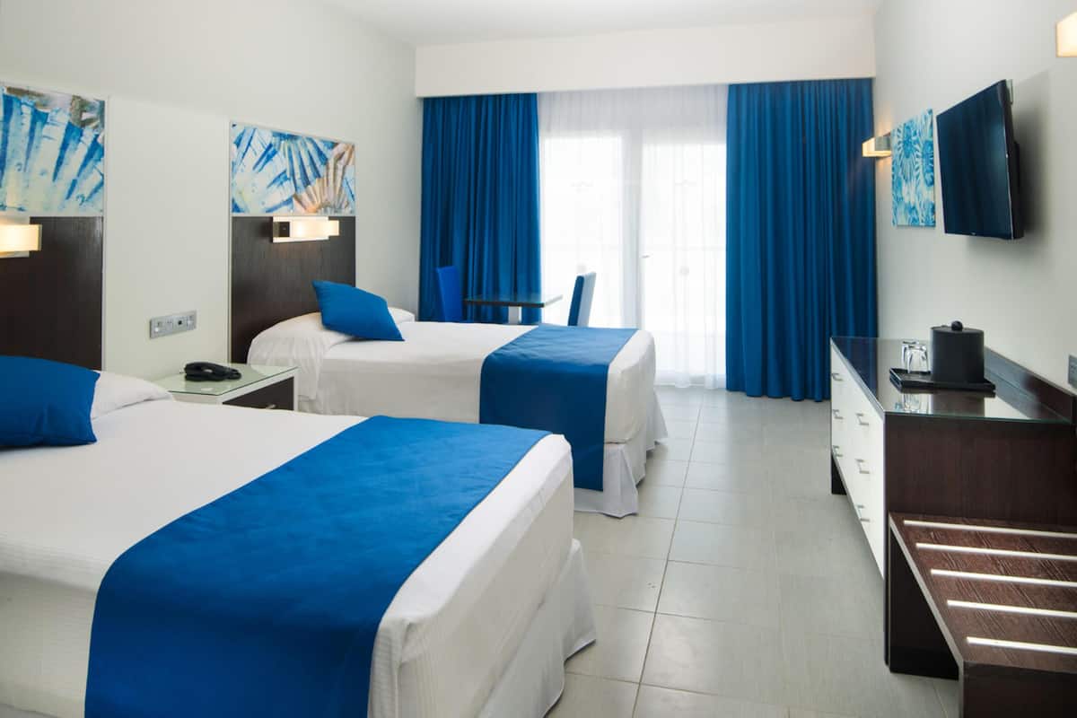 Minibar, in-room safe, laptop workspace, blackout curtains