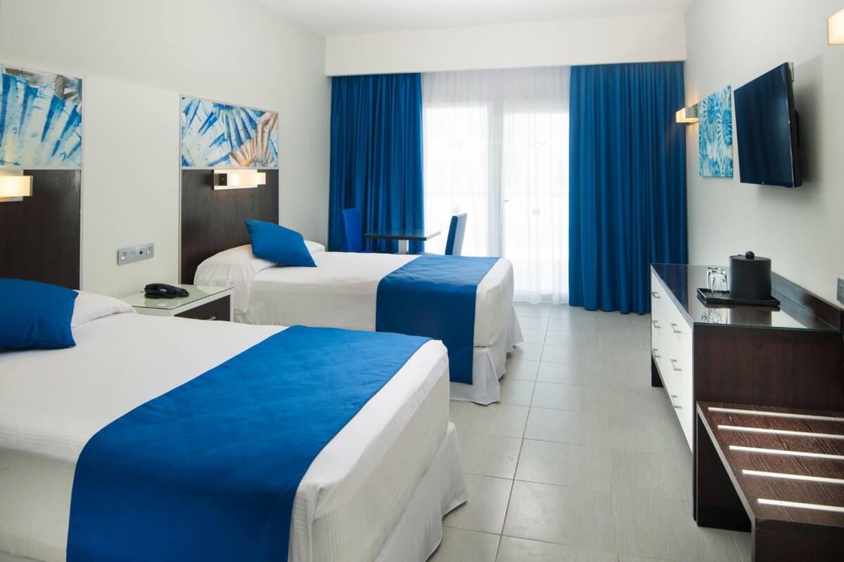 Minibar, in-room safe, laptop workspace, blackout curtains