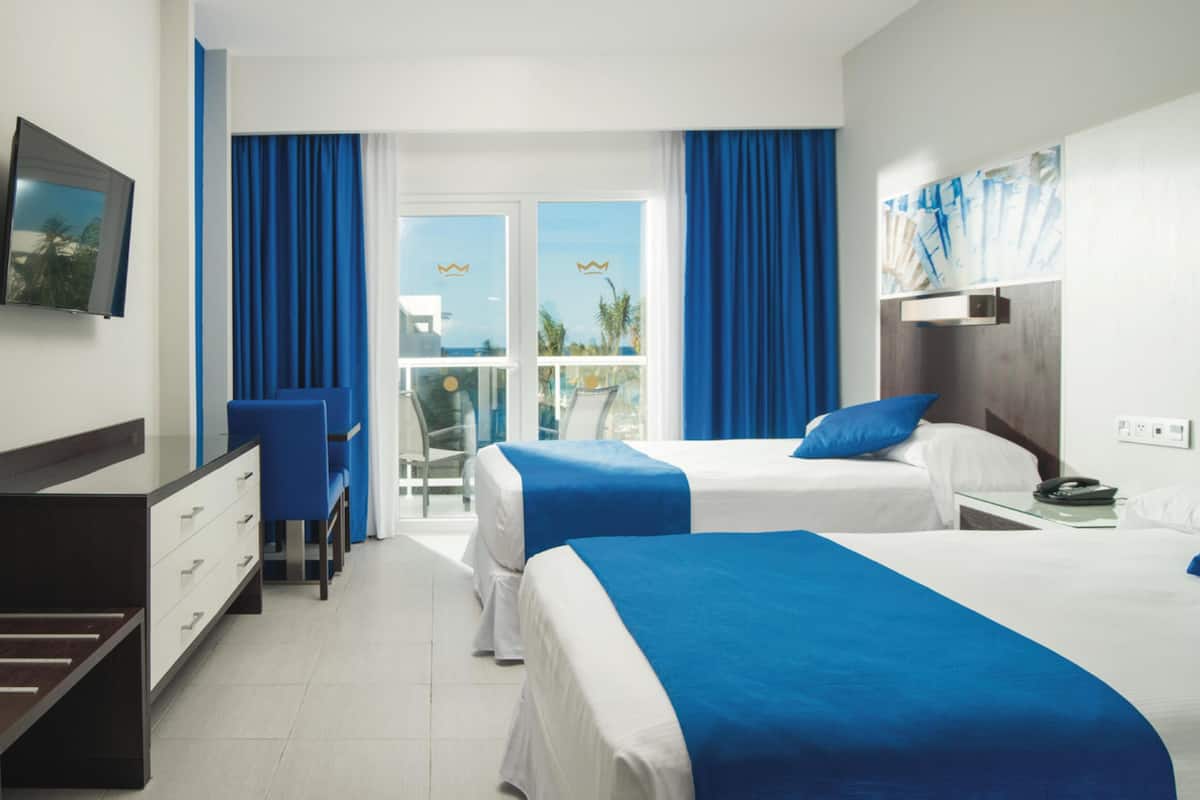 Minibar, in-room safe, laptop workspace, blackout curtains