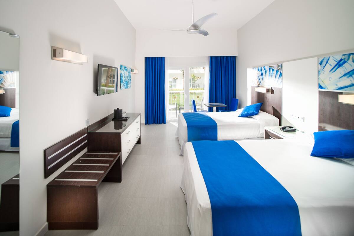 Minibar, in-room safe, laptop workspace, blackout curtains