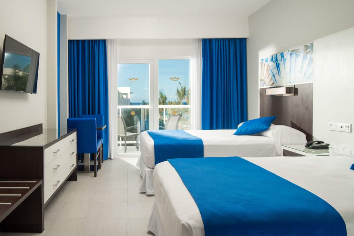 Minibar, in-room safe, laptop workspace, blackout curtains
