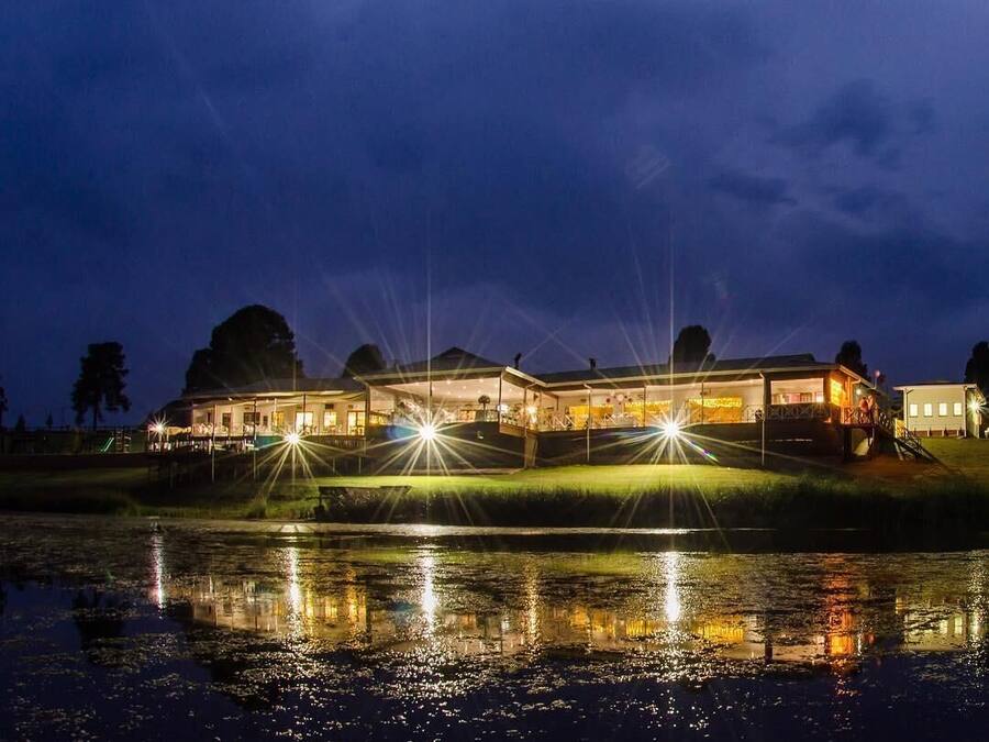 Fachada de la propiedad por la tarde o noche