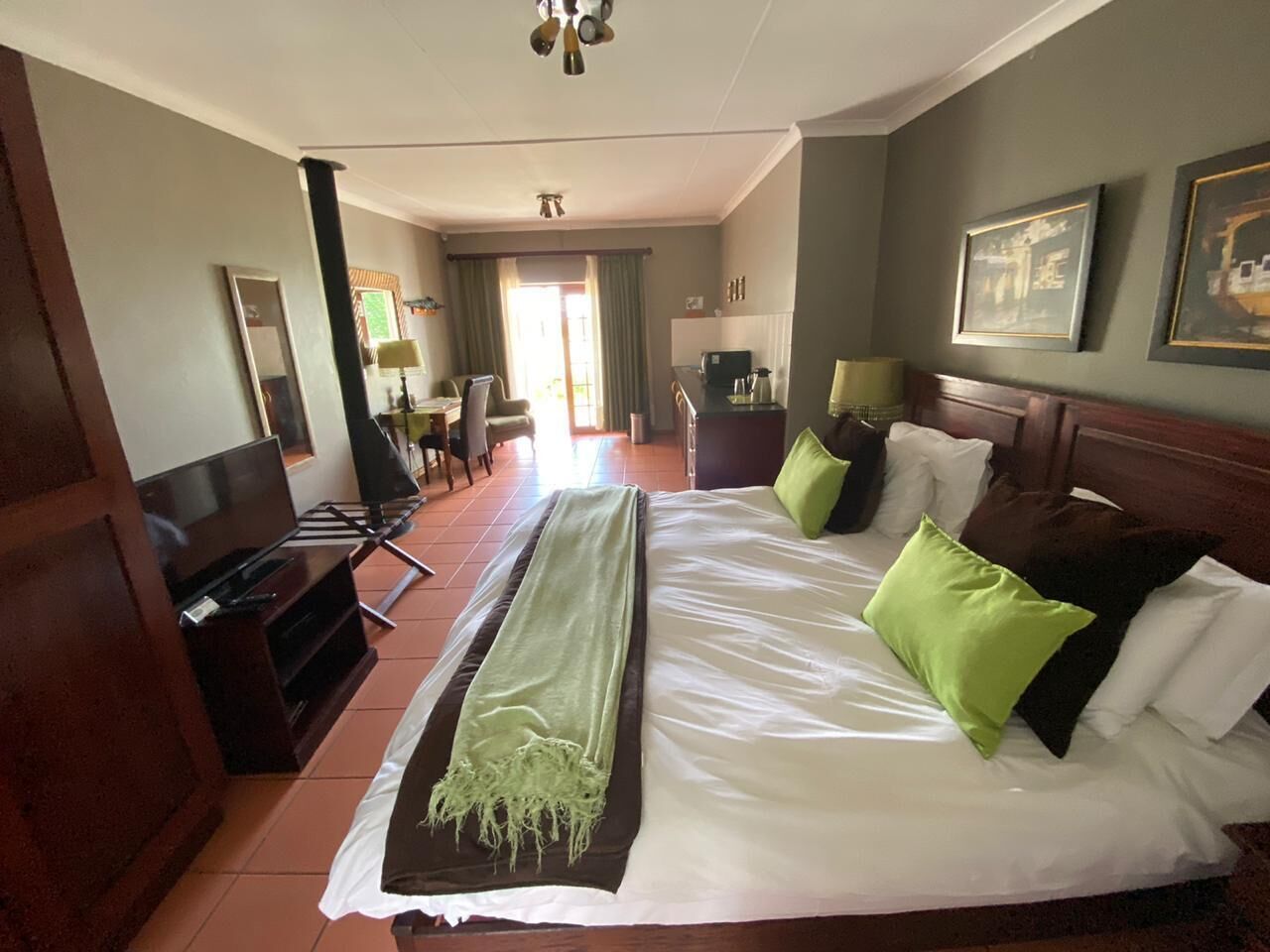 Standard Room | In-room safe, individually decorated, individually furnished, desk