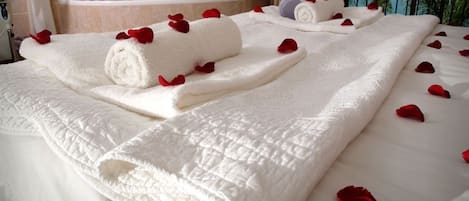 Honeymoon Room | Minibar, in-room safe, rollaway beds, bed sheets