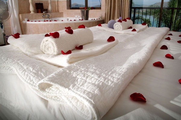 Honeymoon Room | Minibar, in-room safe, rollaway beds, bed sheets