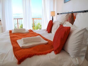 Minibar, in-room safe, rollaway beds, bed sheets - La Dolce Vita Guest House (Hartbeespoort)