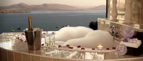 Honeymoon Room | Deep soaking bathtub