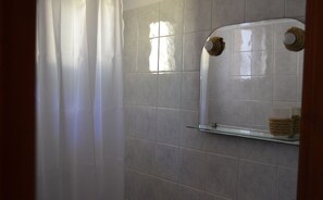 Douche, articles de toilette gratuits, sèche-cheveux