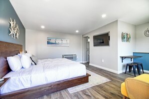 Deluxe Room, 1 King Bed | Premium bedding, down duvets, in-room safe, desk