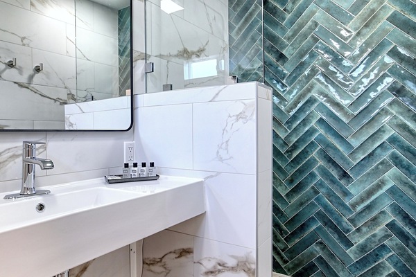 Chambre Deluxe, 1 grand lit | Salle de bain | Douche, séchoir à cheveux, serviettes fournies