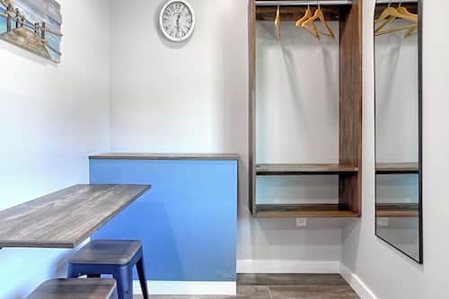 Deluxe-Zimmer, 1 Queen-Bett | Schrank
