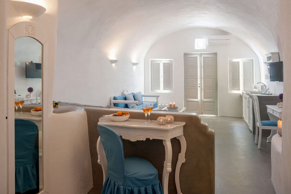 Standard Suite, Jetted Tub,Caldera View | Living area | Flat-screen TV