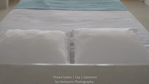 Honeymoon Suite,Caldera View