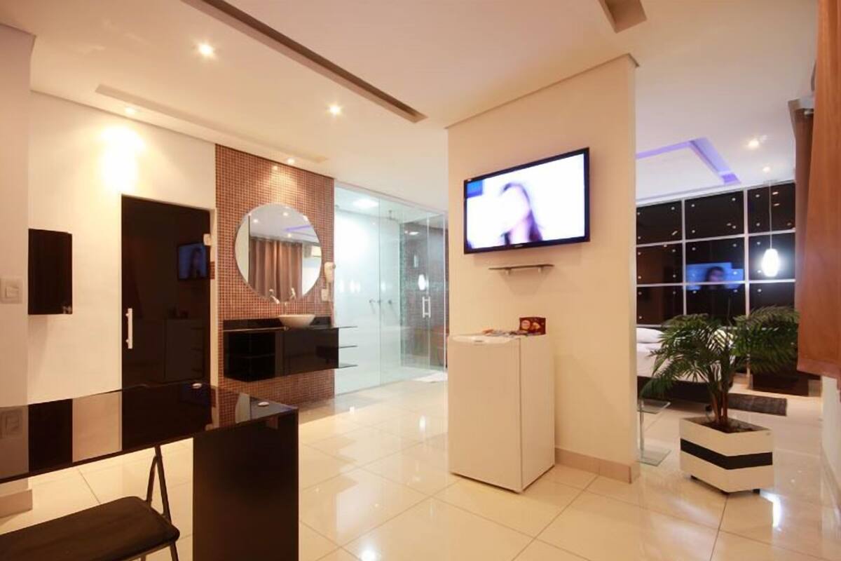 Standaard kamer | Woonruimte | Lcd-televisie en een mp3-dock