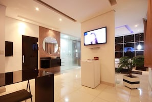 Standaard kamer | Woonruimte | Lcd-televisie en een mp3-dock