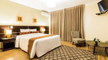 Cubrecamas, caja de seguridad en la habitación y escritorio