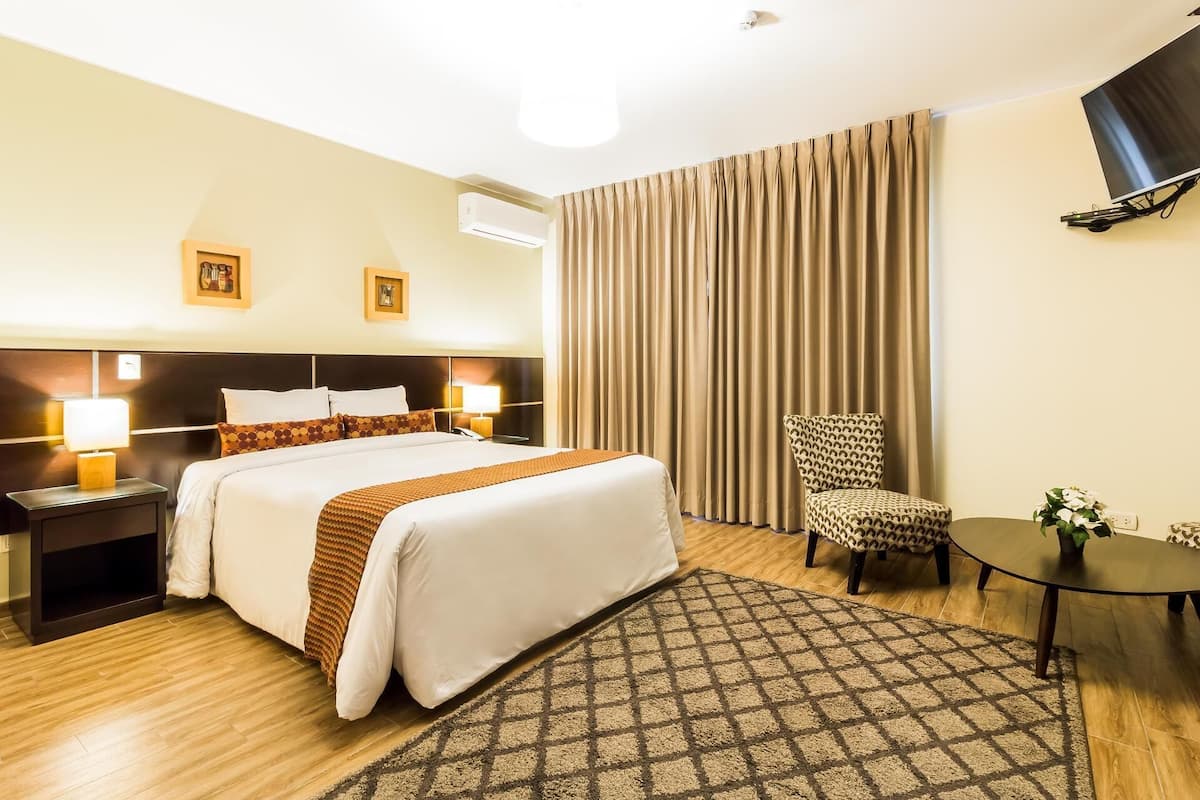 Down comforters, in-room safe, desk, soundproofing
