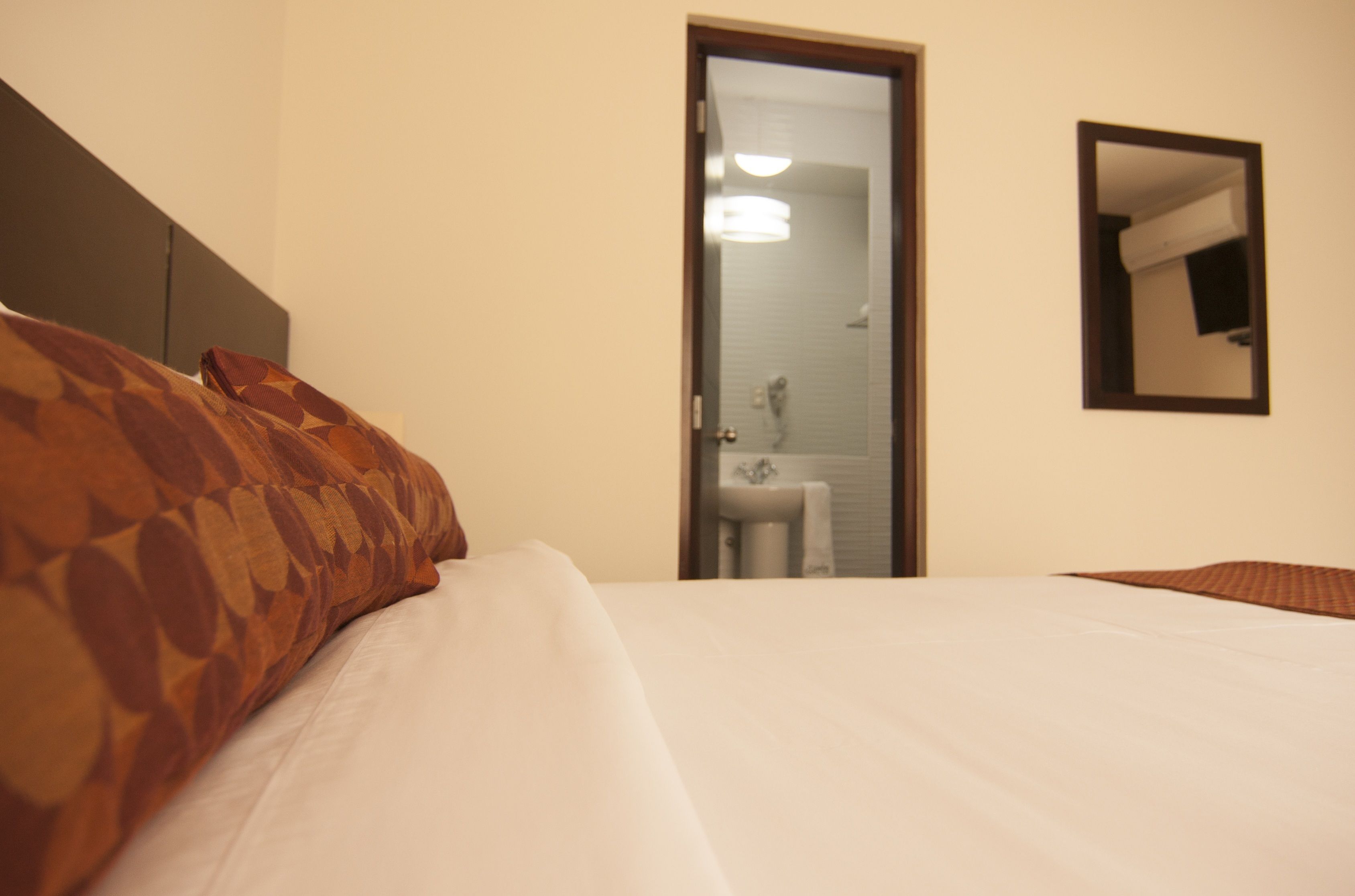 standard single room | down duvets, in-room safe, desk, soundproofing