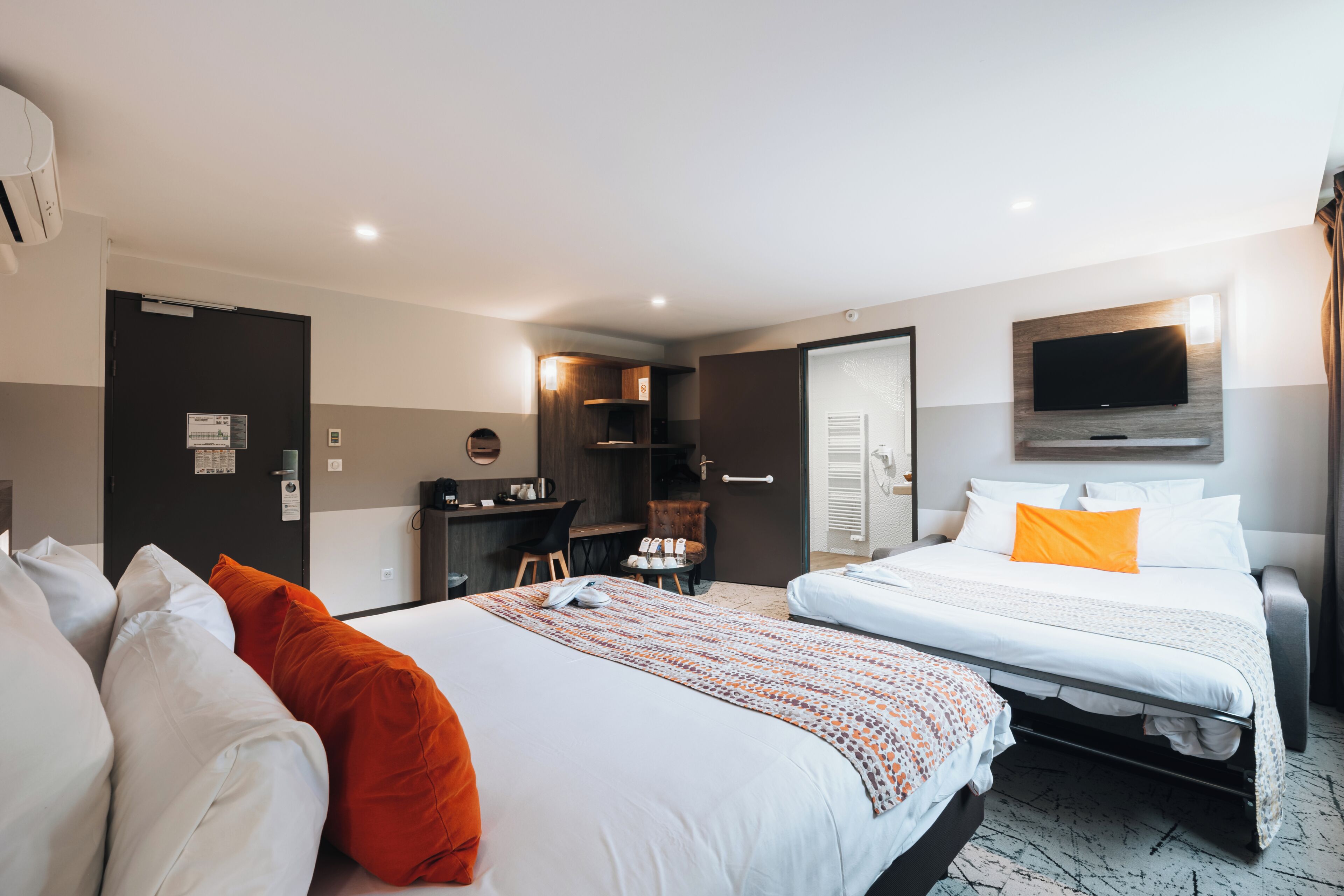 Executive Room, 1 King Bed, Non Smoking (with Sofabed) | In-room safe, desk, laptop workspace, soundproofing