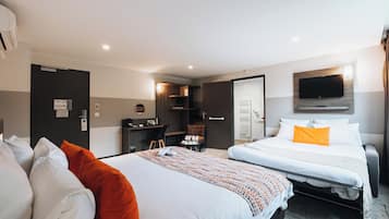 Executive Room, 1 King Bed, Non Smoking (with Sofabed) | In-room safe, desk, laptop workspace, soundproofing