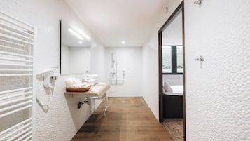 Executive Room, 1 King Bed, Non Smoking (with Sofabed) | Bathroom | Shower, free toiletries, hair dryer, towels