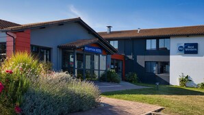 Een modern hotel met een receptie en een bord met daarop Best Western.