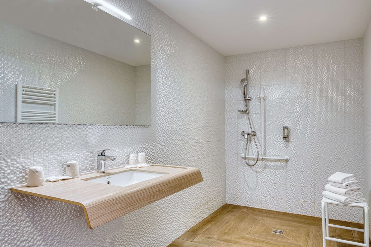 executive room, 1 king bed, non smoking (with sofabed) | accessible bathroom