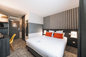 Standard Room, 1 Queen Bed, Non Smoking | In-room safe, desk, laptop workspace, soundproofing