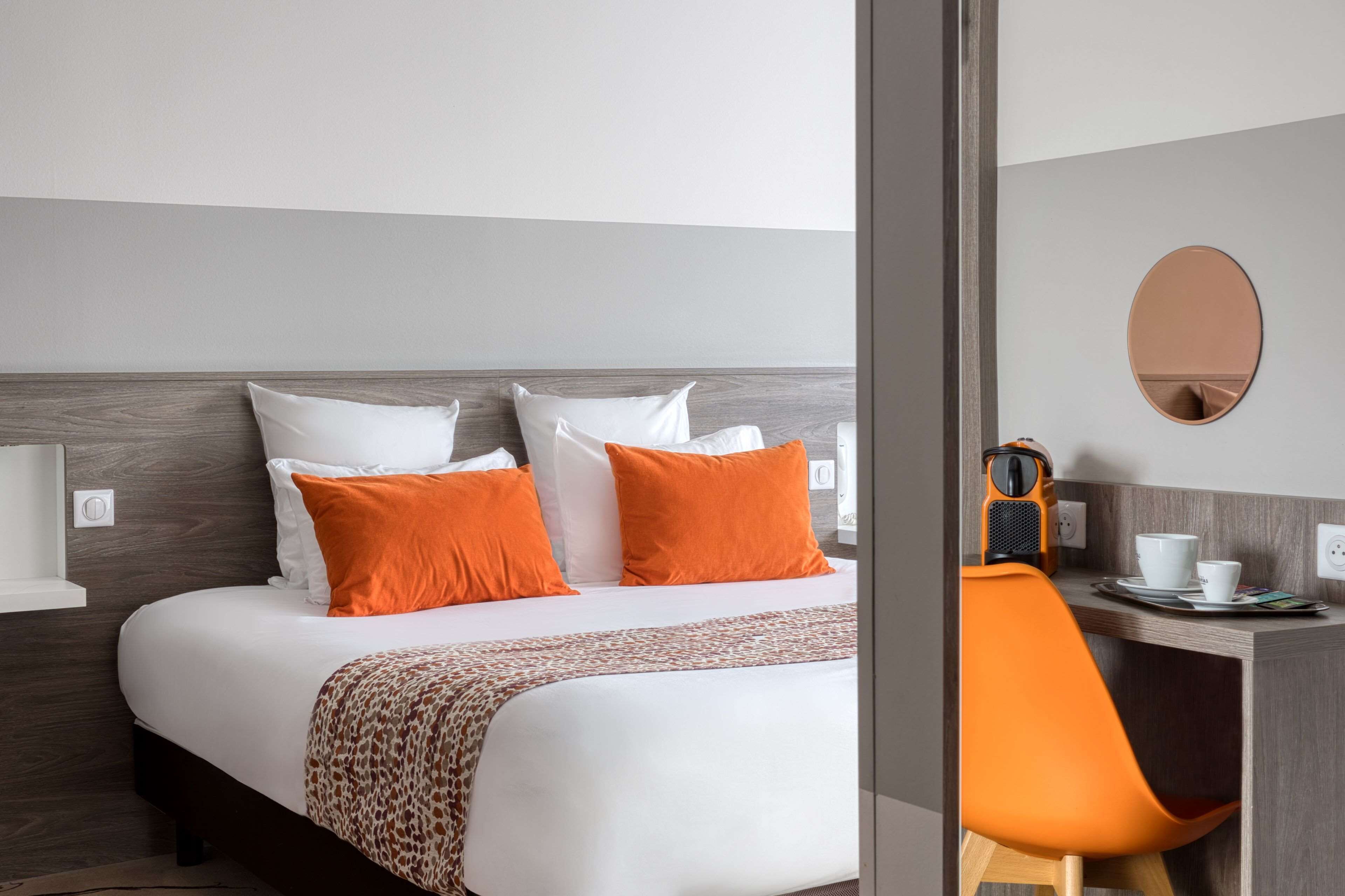 executive room, 1 king bed, non smoking (with sofabed) | in-room safe, individually decorated, individually furnished, desk