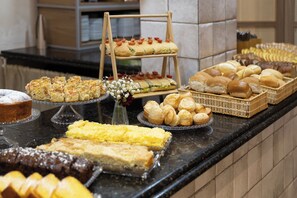 A buffet with various desserts and pastries. - H Hotel (Balneário Camboriú)