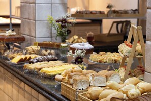 A buffet with various baked goods and pastries. - H Hotel (Balneário Camboriú)