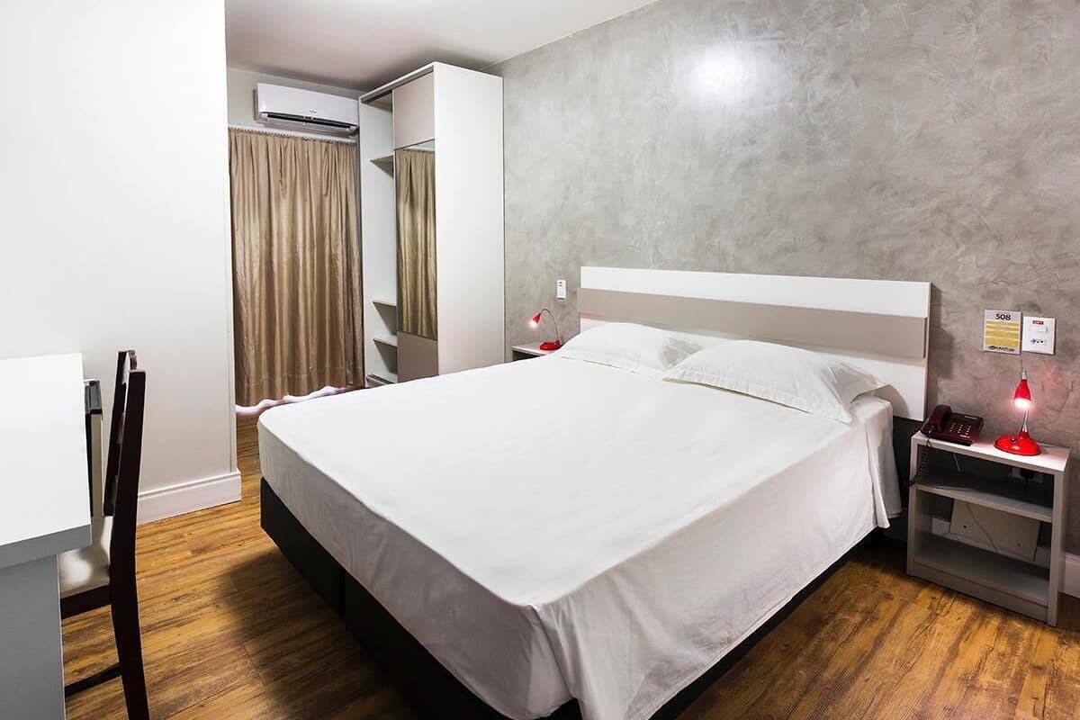 Minibar, Zimmersafe, Schreibtisch, Verdunkelungsvorhänge