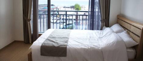 Suite Room (One room, will be assigned randomly) | Verdunkelungsvorhänge, kostenloses WLAN