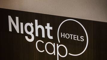 En skylt med texten ”Nightcap Hotels”.