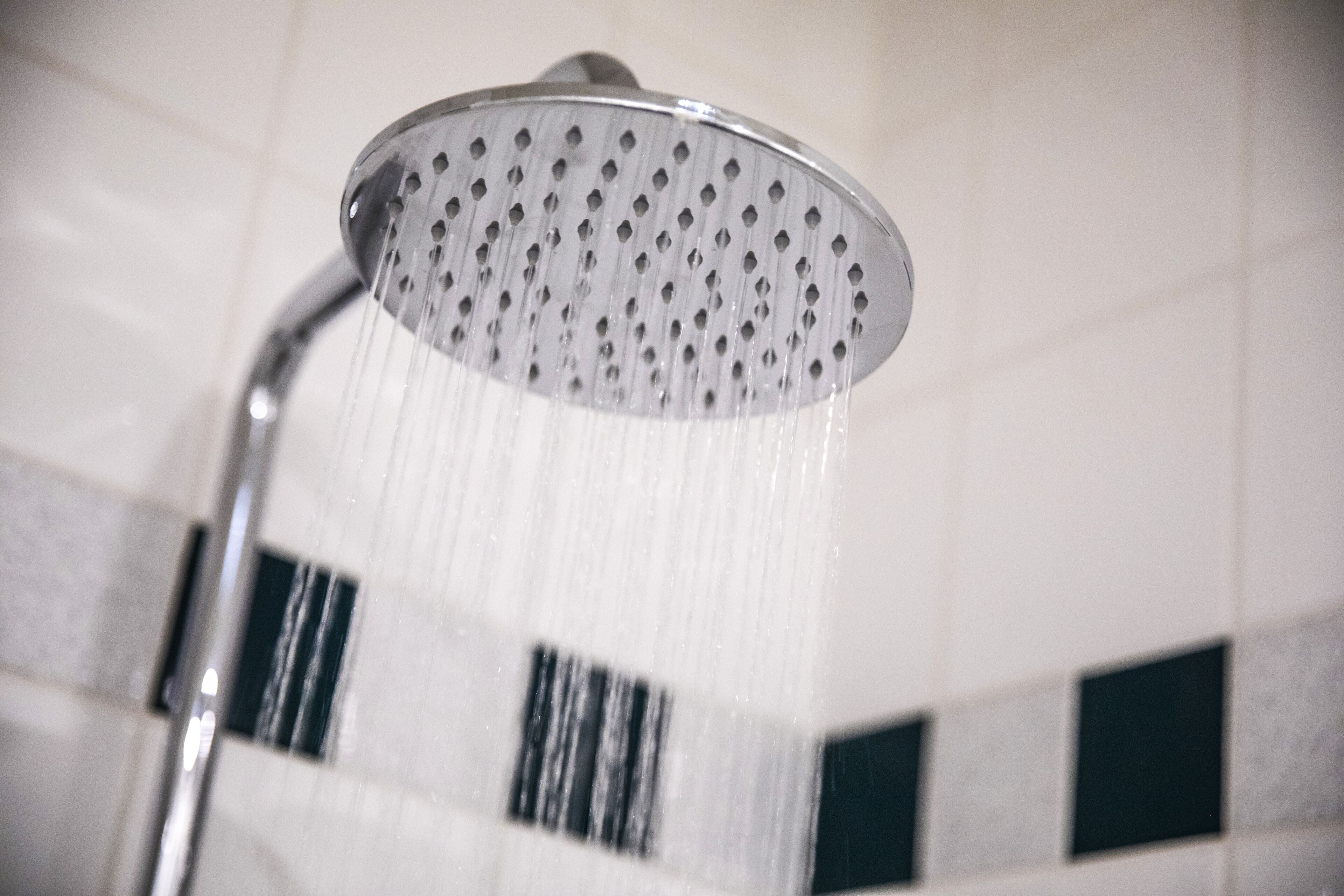 Un cabezal de ducha con agua fluyendo.
