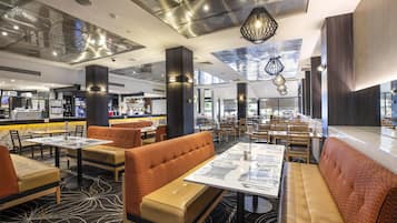 Déjeuner et dßner servis sur place, spécialités Cuisine locale