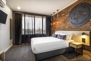 Estudio familiar | Escritorio, tabla de planchar con plancha, wifi gratis y ropa de cama