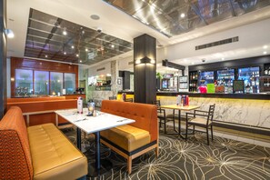 Bar (trong khuôn viên)